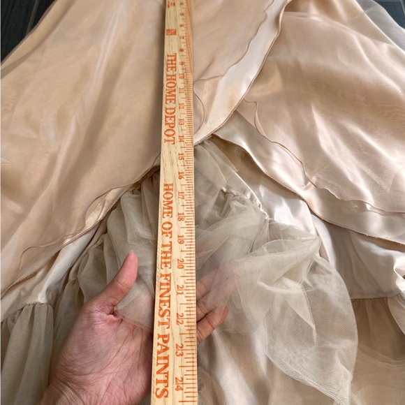 Elegant Cream Women's Skirt - Picture 5 of 6